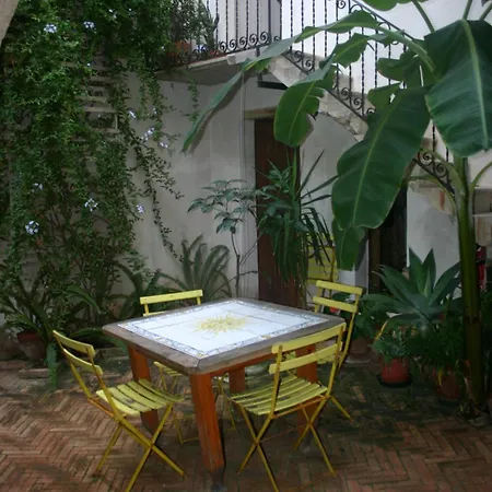 Konukevi Il Cortiletto 3*